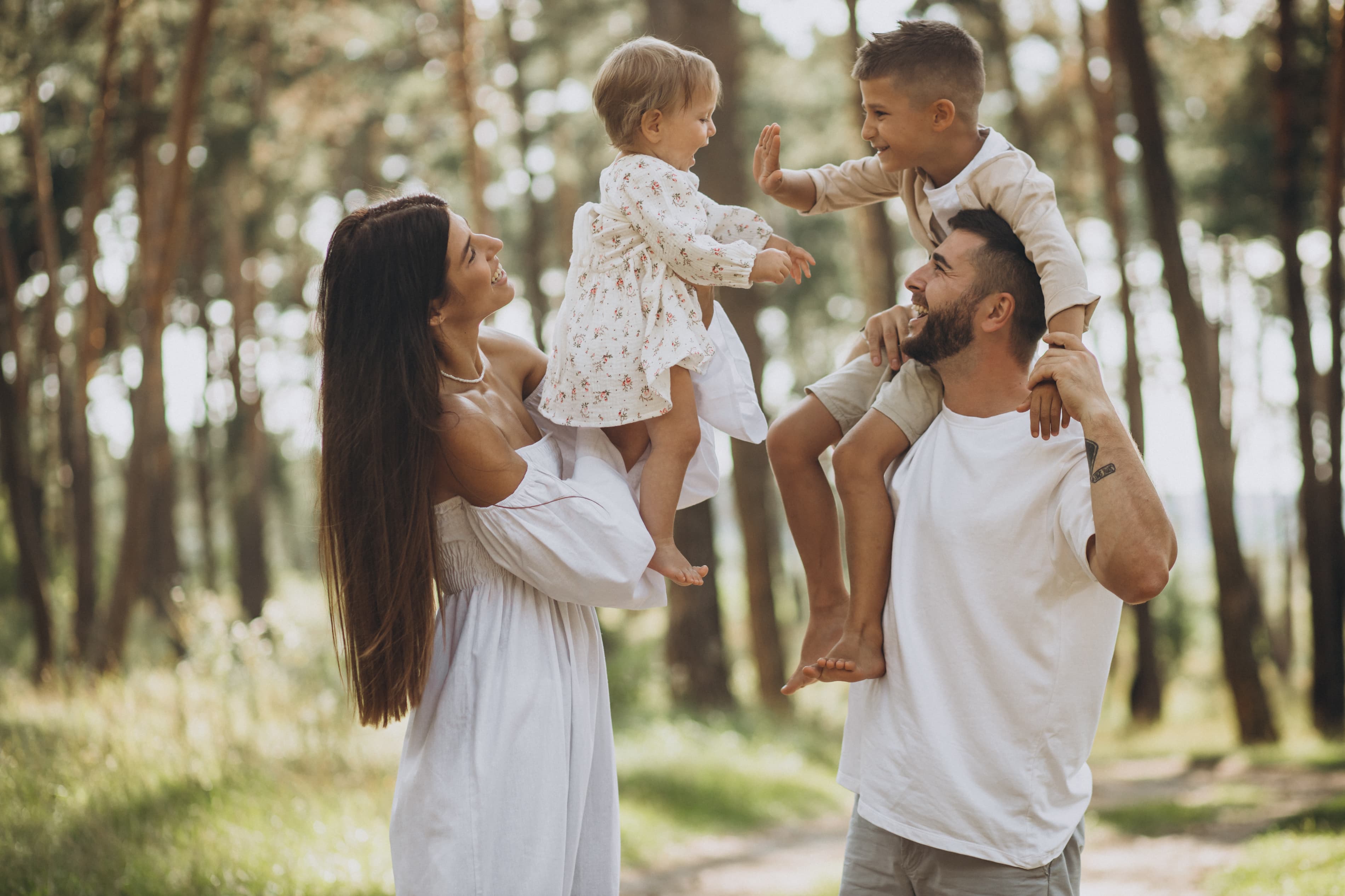 Familia feliz disfrutando tiempo juntos - Chrysallís Wellness Center promueve el bienestar familiar y la salud mental